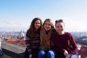 María Ladenburger, en el centro, entre dos amigas.