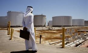 Arabia Saudí, forzada por su crisis, consigue que la OPEP rebaje producción