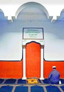 Un musulmán reza ante la alqibla.
