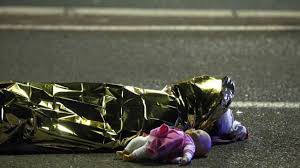 El cadáver de un niño en Niza. /Foto: elconfidencial.com.