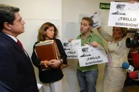 Familiares de las victimas piden la dimisión de Trillo. /Foto: losgenoveses.net.