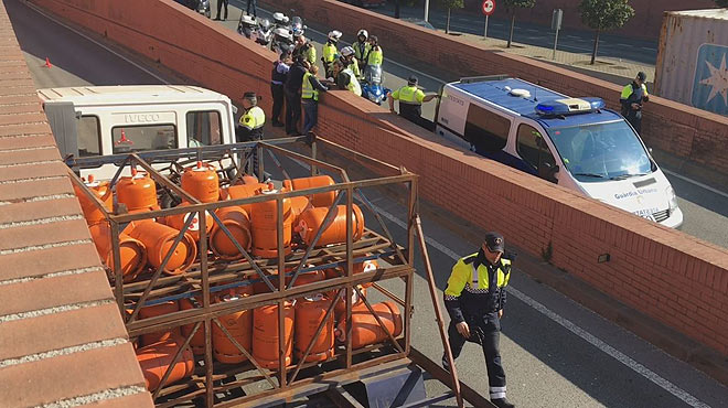 Barcelona: Un sueco, detenido tras embestir a coches con un camión de butano
