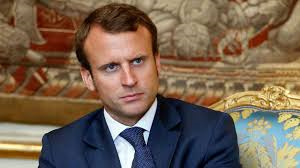 Macron jugando a Napoleón