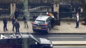 El coche que atropelló a transeúntes se ha empotrado en la valla de Westminster.