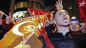 Manifestantes turcos en Rotterdam. /Foto: lanacion.com.ar.