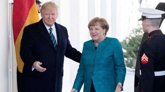 Trump enfila a la Alemania de Merkel
