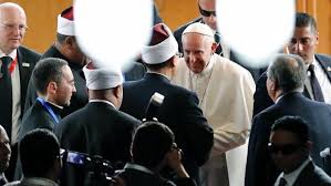 El Papa Francisco pide, en Al Azhar, rechazar la violencia en nombre de Dios