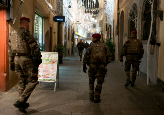 Francia: El integrista detenido iba a atentar contra la base aérea de Évreux