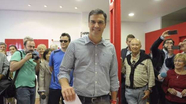 Pedro Sánchez gana las primarias y pone fin al felipismo y a la satelización del PP