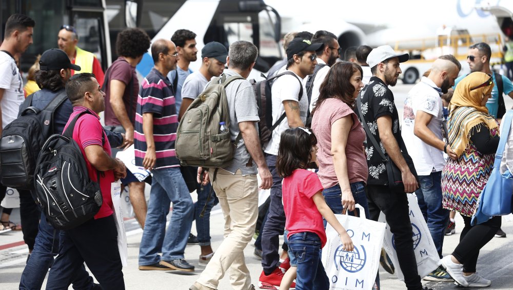Son pocos y Rajoy se trae otros 164 refugiados