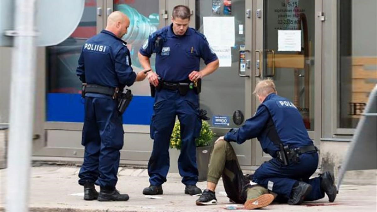 Finlandia: Un «extranjero» mata a 2 personas a puñaladas y hiere a otras 6