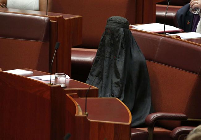 Una senadora australiana protesta en el Parlamento con burka para exigir su prohibición