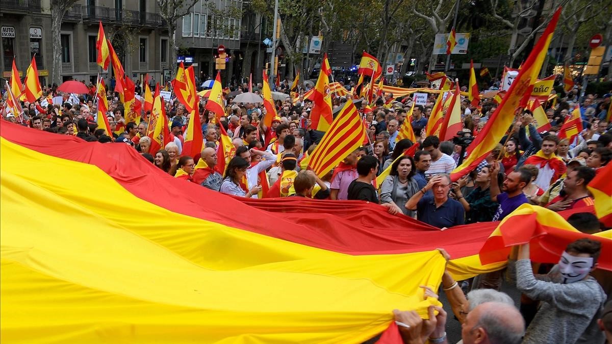 Miles de patriotas se manifiestan en Barcelona por la unidad de España