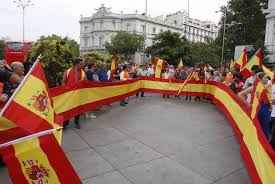 Cibeles se llena de banderas de España y patriotas