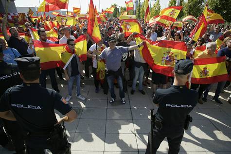 Patriotas increpan a los asistentes a la Asamblea de Podemos y separatistas en Zaragoza