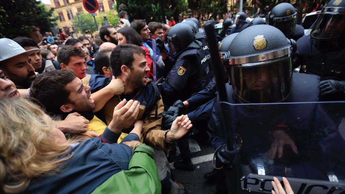 La Generalitat decreta el «censo universal» mientras intervienen Policía y Guardia Civil
