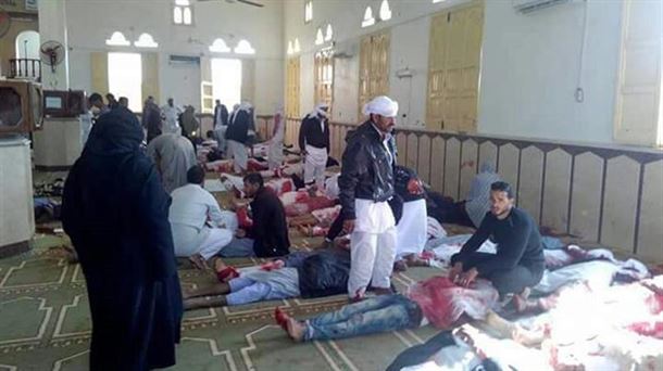 Los integristas se ensañan con los sufíes: 270 muertos en una mezquita del Sinaí