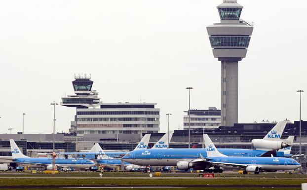 La Policía holandesa hiere y detiene a un islamista que amenazó con un cuchillo en el aeropuerto de Schipol
