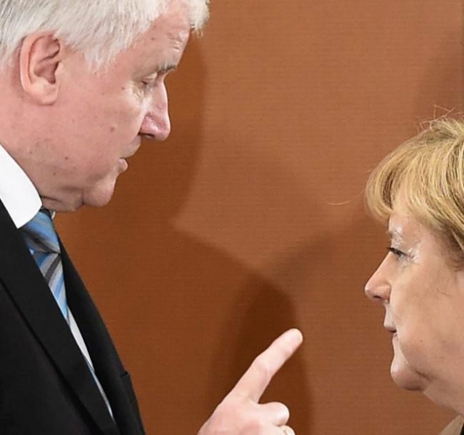 Seehofer afirma que no busca romper la coalición con Merkel