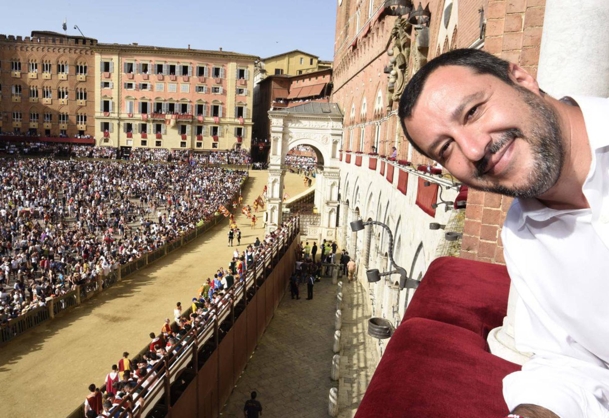 Matteo Salvini quiere poner la Cruz en los edificios públicos y los curas rabian