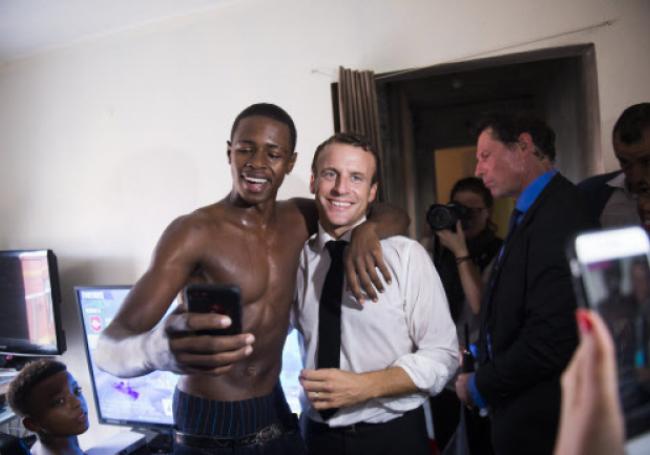 Las fotos más chabacanas de Macron indignan