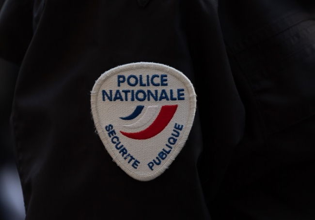 París: Un hombre con un cuchillo ataca a dos policías