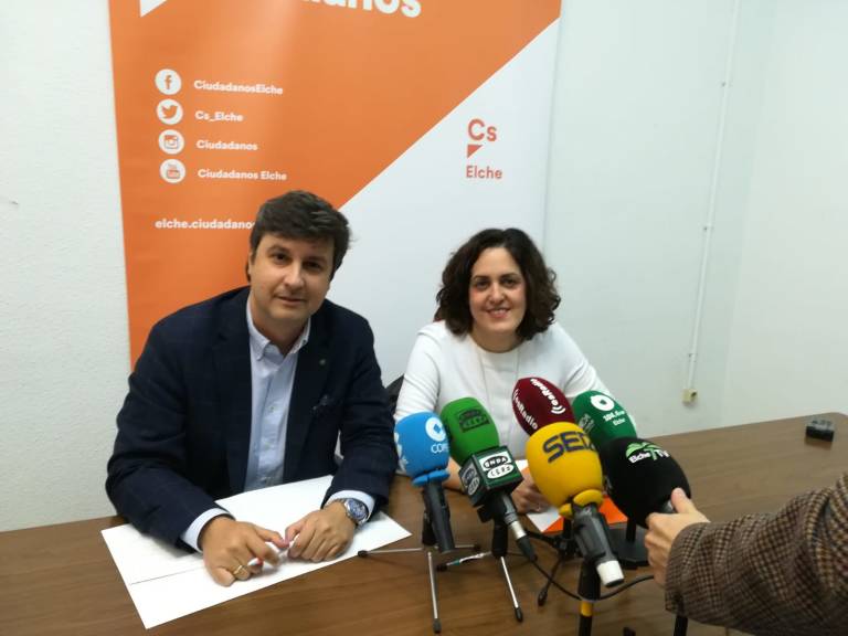 Eduardo García-Ontiveros y Eva Crisol, número 2 en la candidatura, escenifican la unión de Ciudadanos en Elche
