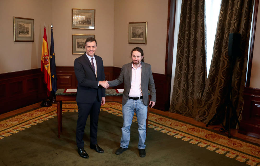 Pedro Sánchez y Pablo Iglesias firman un preacuerdo de Gobierno con el segundo de vicepresidente y diciendo no al referendum