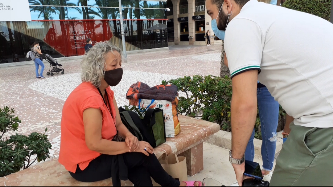 La ONG Españoles en Acción desembarca en Alicante con una emocionante entrega de alimentos a personas sintecho