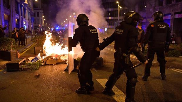 Se extienden las protestas por el malestar ciudadano con fuertes disturbios en Barcelona y Burgos