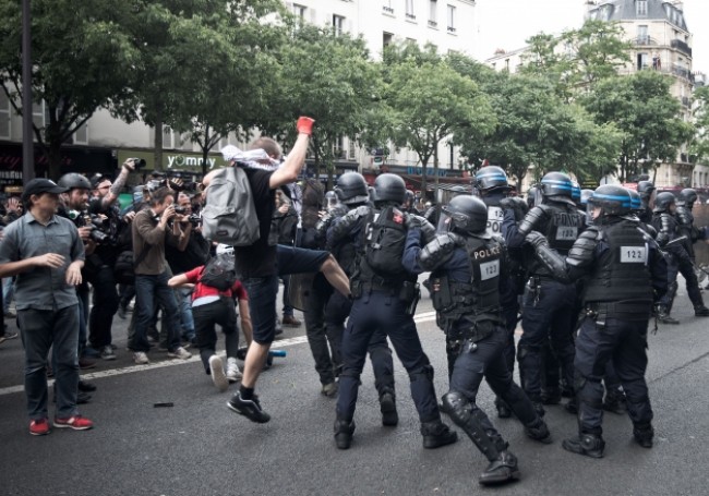 Los parisinos le plantan cara a la policía contra la agenda 2030