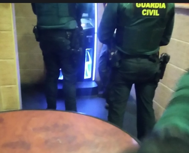 Galapagar: Los mismos guardias civiles de la mansión de Pablo Iglesias cachean sin motivo a los asistentes a las reuniones también en un bar de Colmenarejo