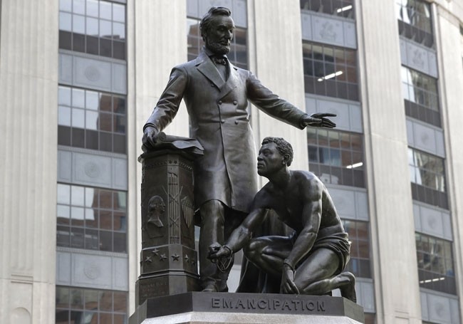 ¡Retiran de Boston la estatua de Abraham Lincoln!