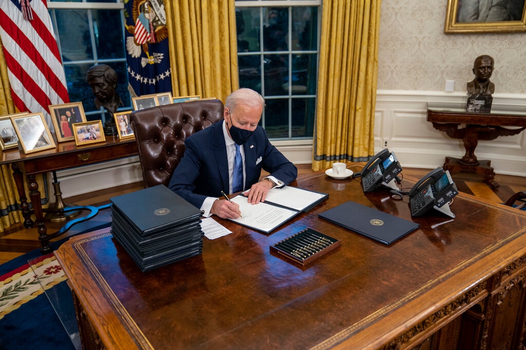 Joe Biden comienza su mandato obedeciendo a la agenda globalista