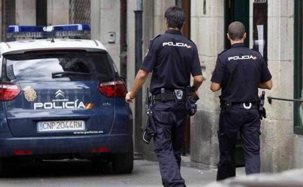 REPENTINITIS: Un policía nacional se derrumba fulminado cuando acudía a la Comisaría de Santiago