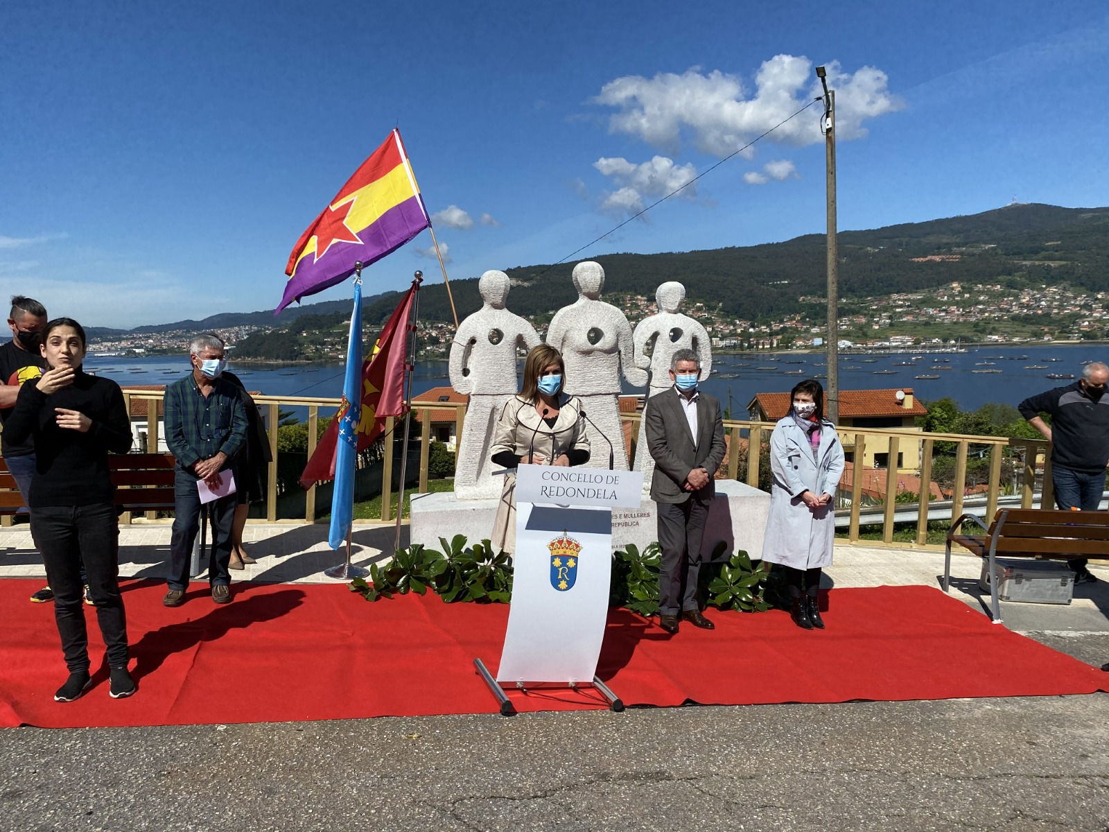 La alcaldesa de Redondela presidió un acto con la bandera de los GRAPO en primer plano