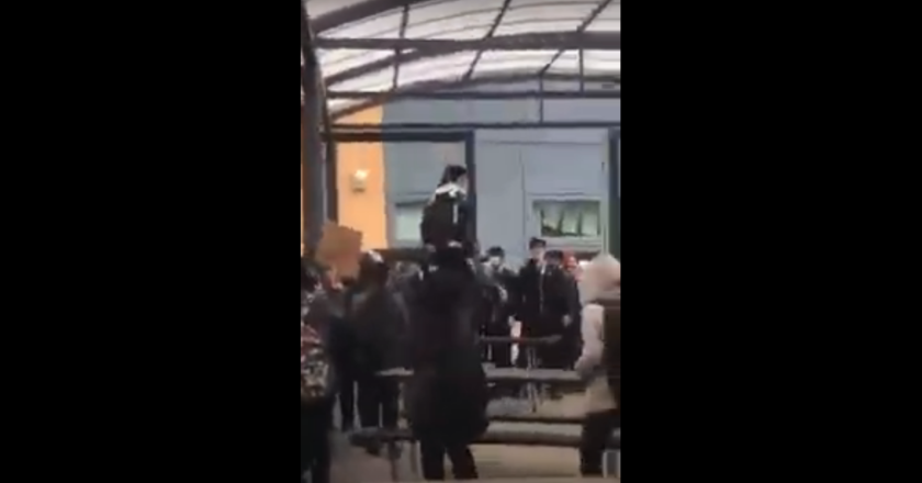 Inglaterra: Estudiantes gritan «Allahu Akbar» en el patio de su escuela