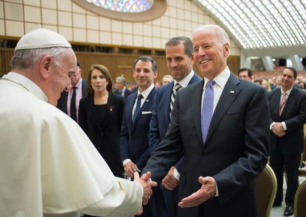 El católico Biden, de misa dominical y amigo del papa Francisco, respalda operaciones de cambio de sexo y terapia hormonal para menores transgénero
