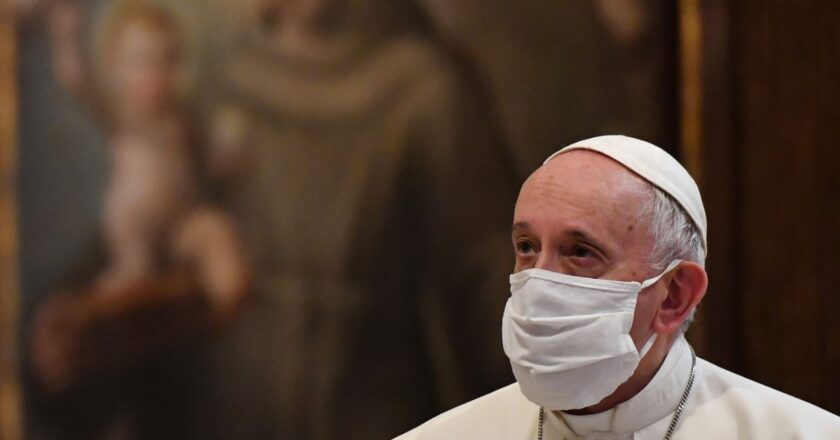 El Vaticano incide en su error diabólico: timo vacunarse es «un acto de amor»…mata