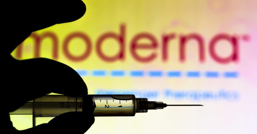 Moderna retira abruptamente la vacuna combinada contra la COVID-19 y la gripe tras la exigencia de la FDA de datos de seguridad.