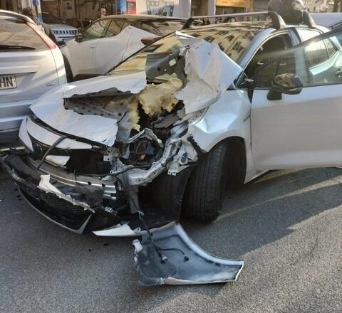 REPENTINITIS: Se estrella contra varios vehículos estacionados en San Juan, Pamplona, tras sufrir un desvanecimiento
