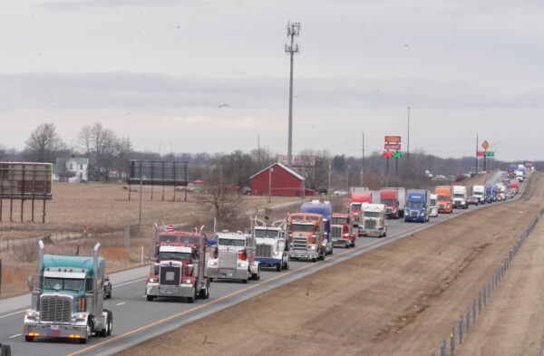 Miles de vehículos confluyen en el «convoy de la libertad» USA