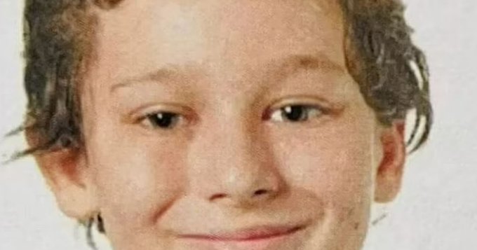 REPENTINITIS: La muerte de un niño de 12 años mientras jugaba en el patio del colegio conmociona a Inglaterra