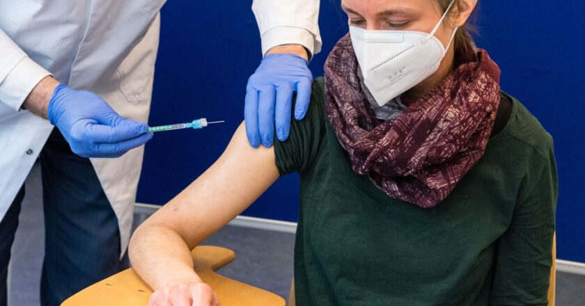 Encuesta muestra que medio millón de alemanes experimentaron lesiones graves por la timo vacuna COVID-19