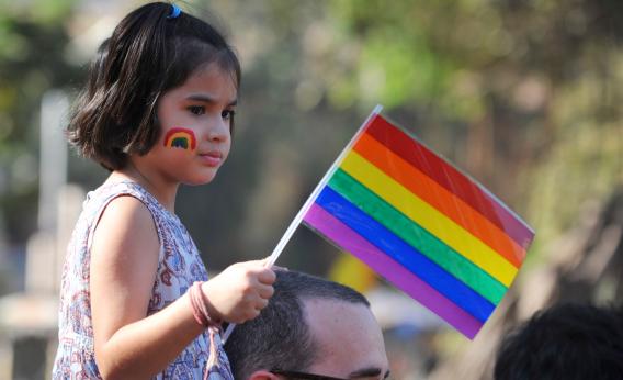 Agenda globalista para degenerados: evento del Orgullo Gay dirigido a niños presenta a satanistas realizando ‘desbautismos’ en niños