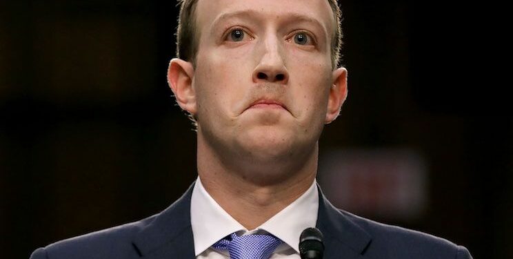 Diputados republicanos plantean denunciar a Mark Zuckerberg por desacato