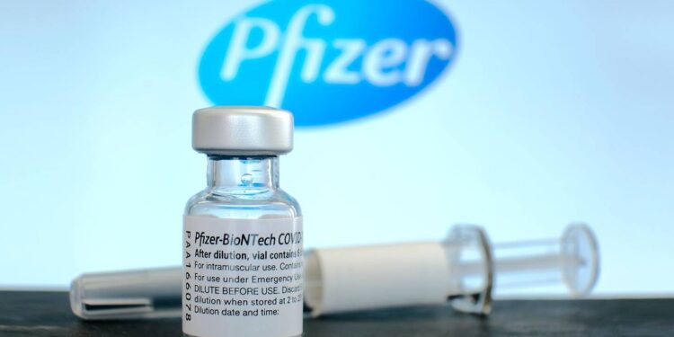Directivos de Pfizer no responden sobre los efectos adversos que provocan sus timo vacunas