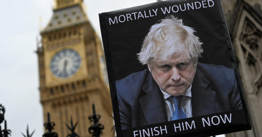 Boris Johnson tiene que responder de sus crímenes en un juicio sumarísimo