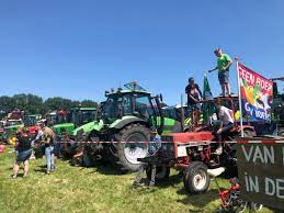 Agricultores y ganaderos esparcen estiércol frente a la casa de una ministra ecologista en Holanda
