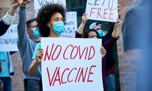 Revocan y anulan órdenes de vacunación contra COVID en pacientes y trabajadores de salud por todo EEUU